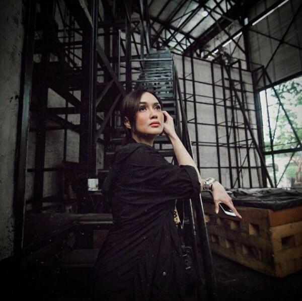 10 Potret Sara Wijayanto dengan Outfit Serba Hitam, Makin Memesona