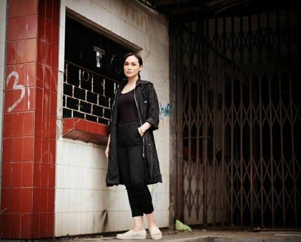 10 Potret Sara Wijayanto dengan Outfit Serba Hitam, Makin Memesona