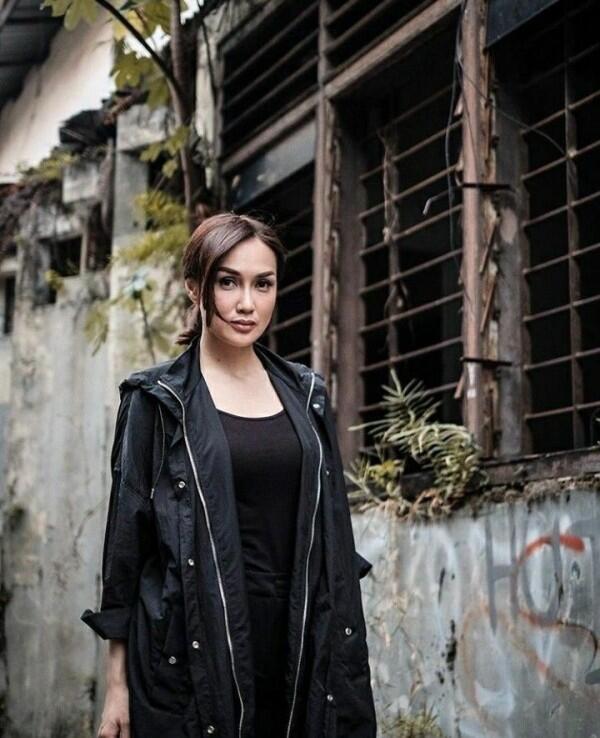 10 Potret Sara Wijayanto dengan Outfit Serba Hitam, Makin Memesona