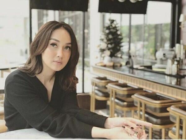 10 Potret Sara Wijayanto dengan Outfit Serba Hitam, Makin Memesona