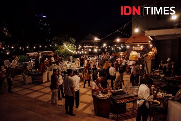 Asyiknya Berbuka dengan Konsep Pasar Malam di Tepi Kolam Renang