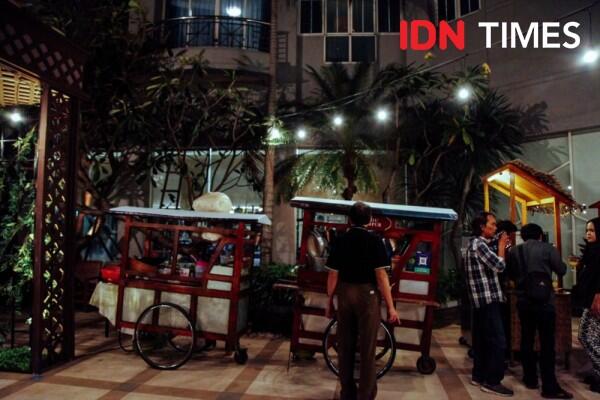 Asyiknya Berbuka dengan Konsep Pasar Malam di Tepi Kolam Renang