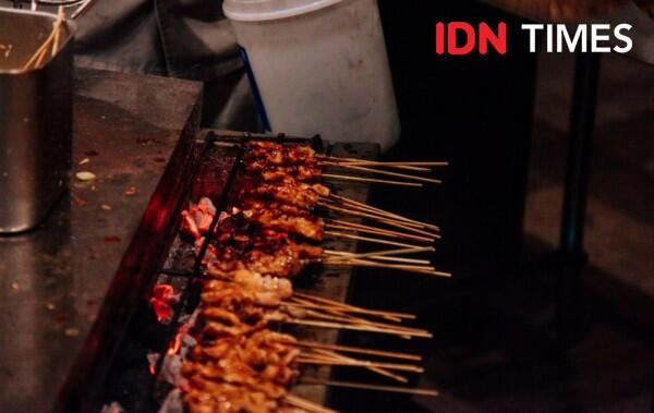 Asyiknya Berbuka dengan Konsep Pasar Malam di Tepi Kolam Renang