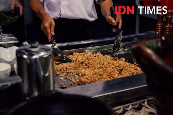 Asyiknya Berbuka dengan Konsep Pasar Malam di Tepi Kolam Renang