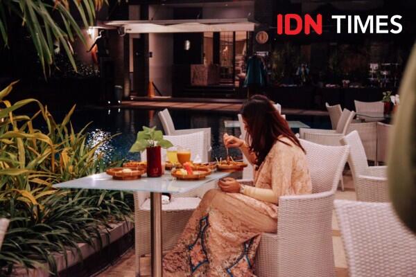 Asyiknya Berbuka dengan Konsep Pasar Malam di Tepi Kolam Renang
