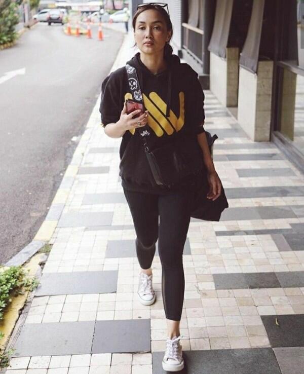 10 Potret Sara Wijayanto dengan Outfit Serba Hitam, Makin Memesona