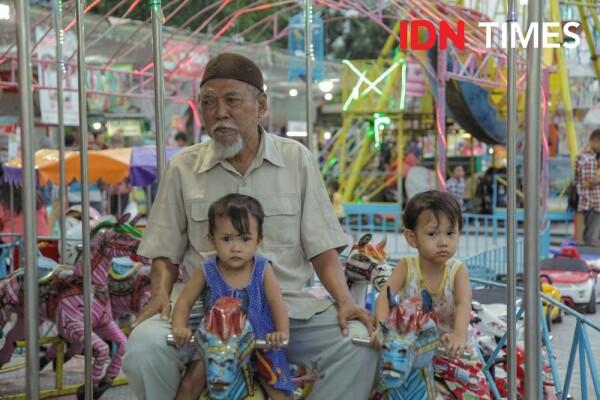 Asyiknya Ngabuburit di Masjid Al-Akbar Surabaya, Banyak Kuliner Enak