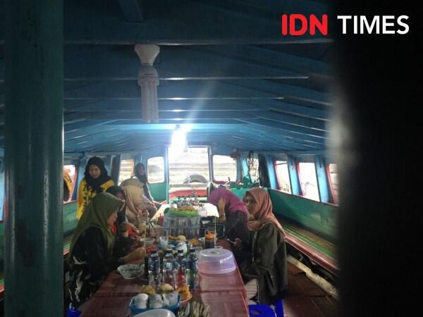 Menikmati Buka Puasa di Atas Warung Terapung
