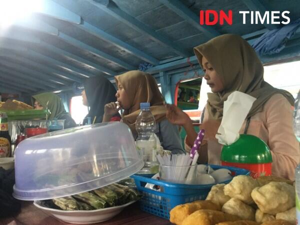 Menikmati Buka Puasa di Atas Warung Terapung