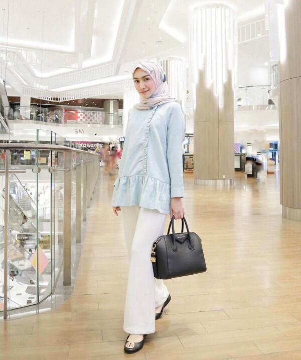 10 Ide Mix and Match Blouse dengan Hijab Simple ala Melody Prima