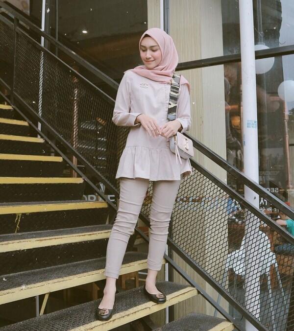 10 Ide Mix and Match Blouse dengan Hijab Simple ala Melody Prima