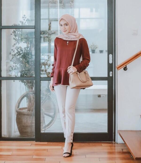 10 Ide Mix and Match Blouse dengan Hijab Simple ala Melody Prima