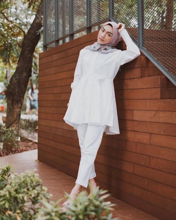 10 Ide Mix and Match Blouse dengan Hijab Simple ala Melody Prima