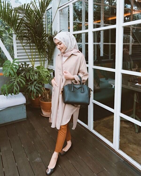 10 Ide Mix and Match Blouse dengan Hijab Simple ala Melody Prima