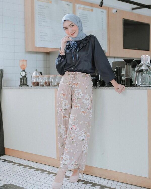 10 Ide Mix and Match Blouse dengan Hijab Simple ala Melody Prima