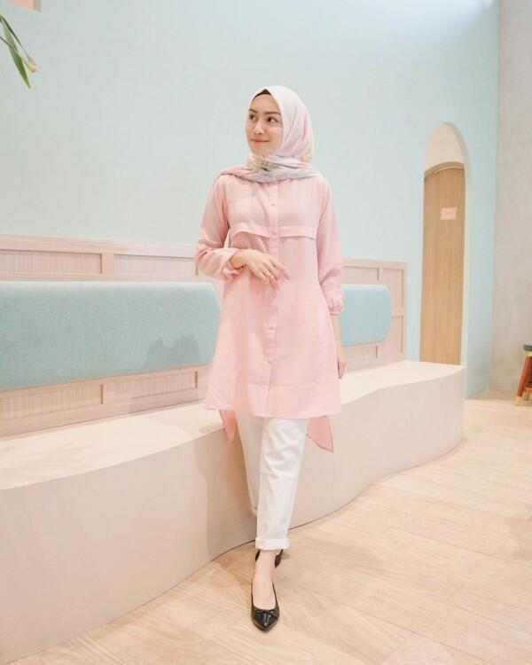 10 Ide Mix and Match Blouse dengan Hijab Simple ala Melody Prima