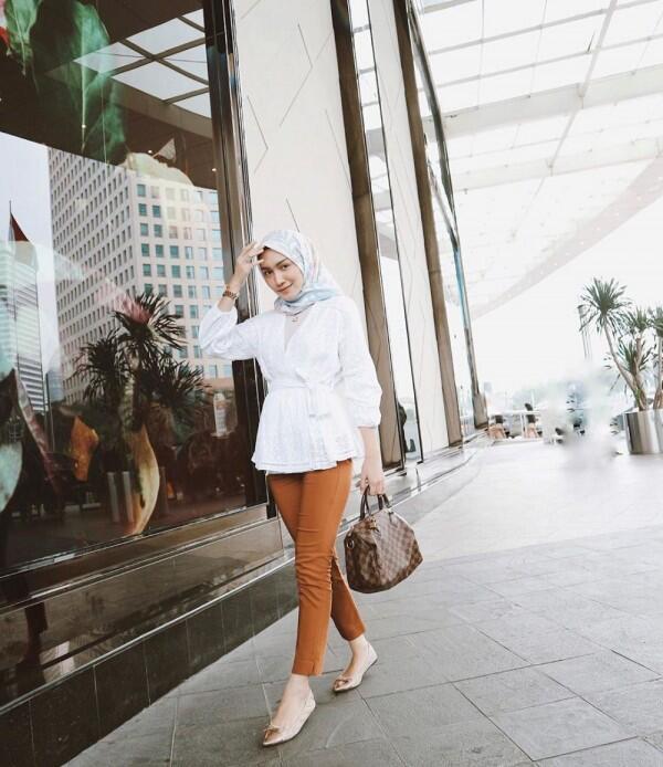 10 Ide Mix and Match Blouse dengan Hijab Simple ala Melody Prima