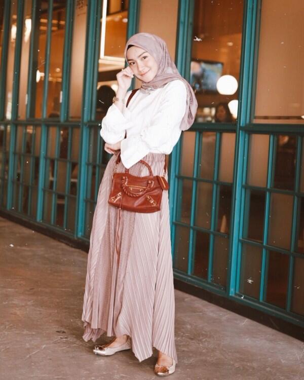 10 Ide Mix and Match Blouse dengan Hijab Simple ala Melody Prima