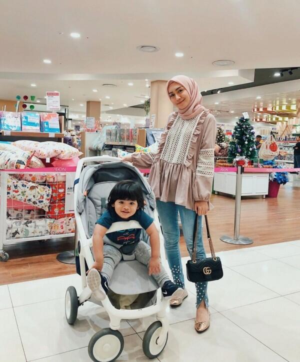 10 Ide Mix and Match Blouse dengan Hijab Simple ala Melody Prima
