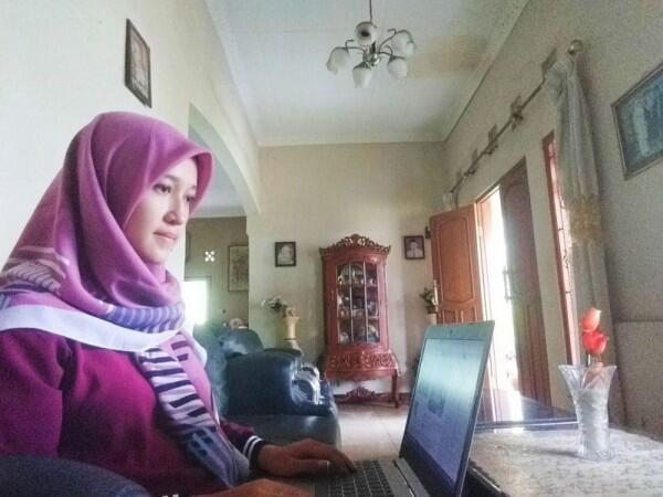 Mulanya Bukan Hobi, Kini Menulis adalah Bakat Emasnya