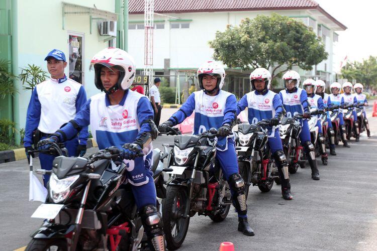 Turun Kaki saat Naik Motor, Kaki Kiri atau Kanan yang Benar Gan?