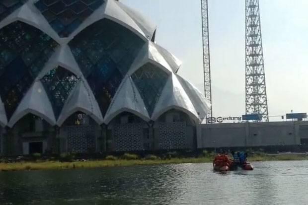 Kerahkan Penyelam, Tim SAR Cari Pemuda Tenggelam di Danau Masjid Al Jabbar