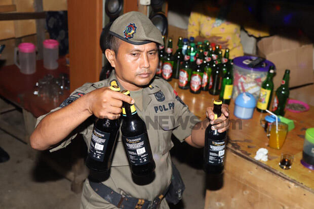 Operasi Pekat, Petugas Sita Ribuan Miras di Penjaringan