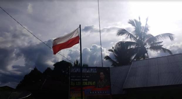 Bendera Merah Putih Dibiarkan Berkibar Terbalik di Kantor Desa Peradun Temeras Jambi
