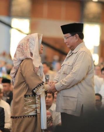 Saat Prabowo-Neno Warisman Berpegangan Tangan