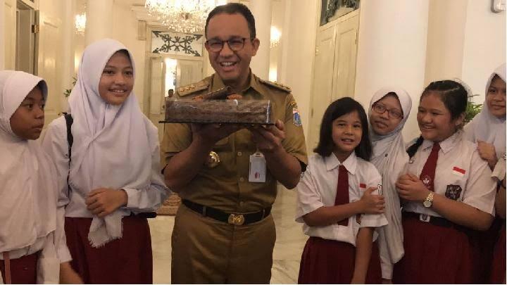 Tak Terhitung. Karangan Bunga Untuk Ultah Anies Penuhi Balaikota.