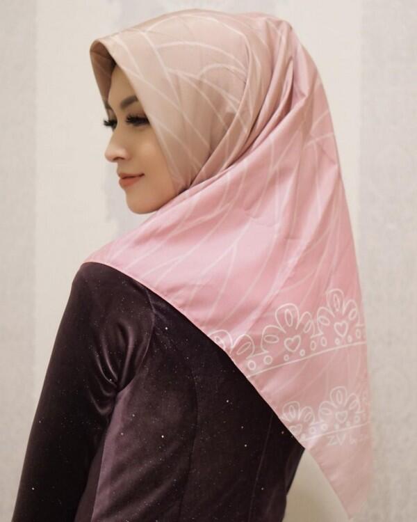 Didoakan Istiqomah, Ini 10 Potret Cantik Donita dengan Hijab Anggunnya