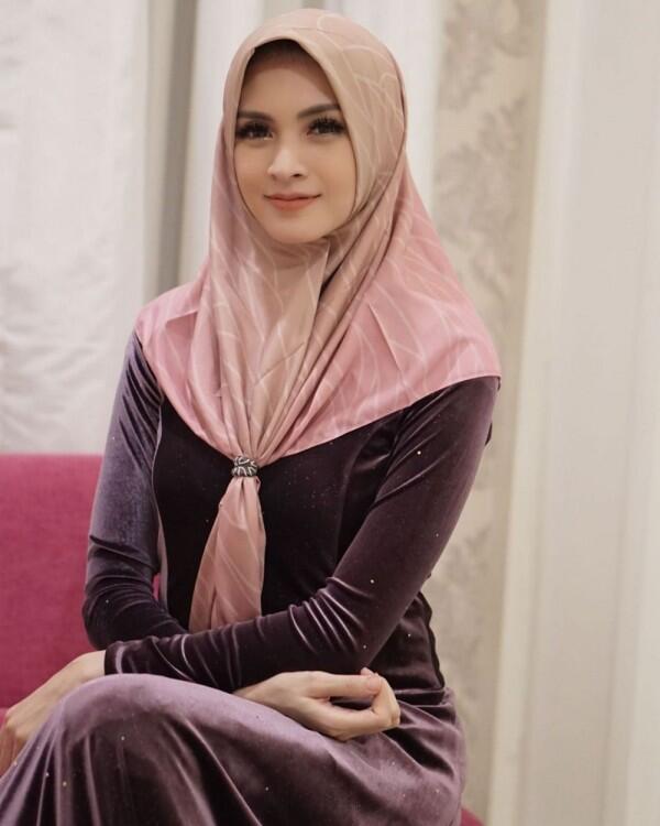 Didoakan Istiqomah, Ini 10 Potret Cantik Donita dengan Hijab Anggunnya
