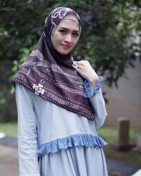 Didoakan Istiqomah, Ini 10 Potret Cantik Donita dengan Hijab Anggunnya