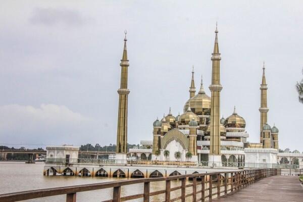 7 Masjid Terapung dengan Panorama Air Terbaik di Dunia, Cantik Banget!