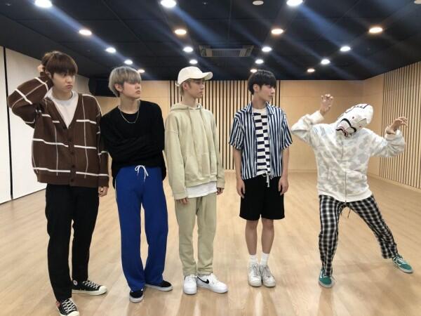 7 Kebiasan Member TXT Ini Ternyata Diturunkan dari Member BTS, Lho