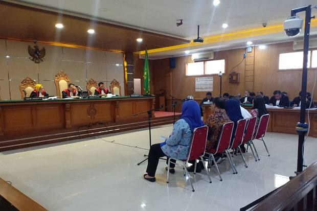 Minta Dihukum Ringan, Neneng Hasanah Nangis saat Baca Pledoi