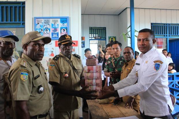 Bayar Tanah di Tomor, Wabup Asmat Ajak Warga Manfaatkan Uang dengan Baik
