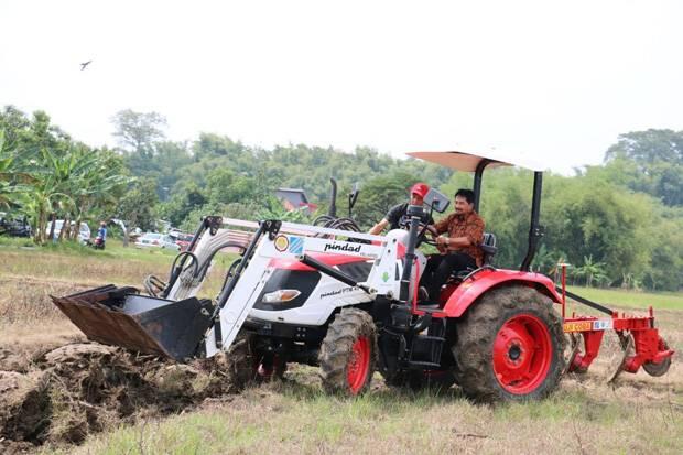 Manfaatkan Alsintan, Mahasiswa PKL Polbangtan Malang Gandeng TNI
