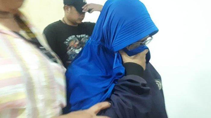 Wajah 2 Wanita di Video Ancam Penggal Jokowi Terungkap, Sunglass dan Jilbab Diamankan