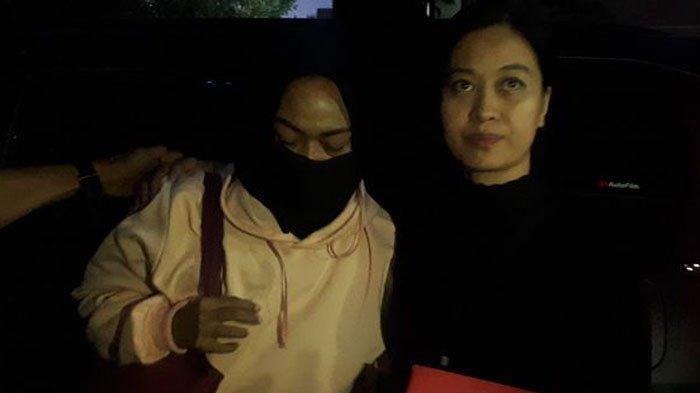 Wajah 2 Wanita di Video Ancam Penggal Jokowi Terungkap, Sunglass dan Jilbab Diamankan