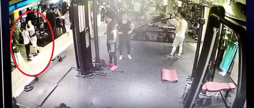 Instruktur GYM Berbadan Besar &quot;NGEBULLY&quot; Pria Kecil, Eh Sekali Pukul AMBRUK!