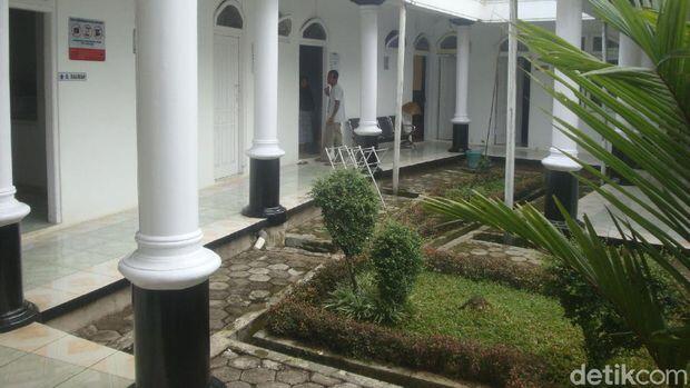 Mengintip Pondok Tempat Dirawatnya Para Caleg Stres karena Kalah