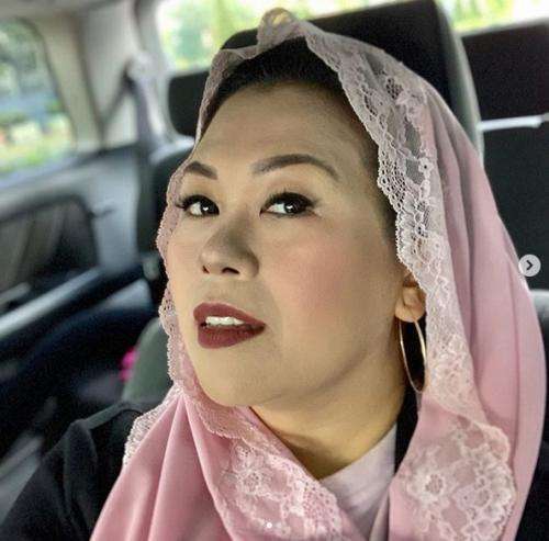 Cantiknya Yenny Wahid dengan Riasan Sederhana

