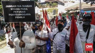 Massa 'Ratu Adil' dan FPI Geruduk Bawaslu Jatim