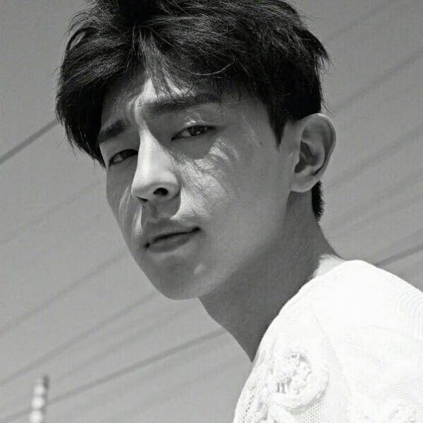 10 Potret Keren Deng Lun, Pemain Ashes of Love yang Mirip Gong Yoo