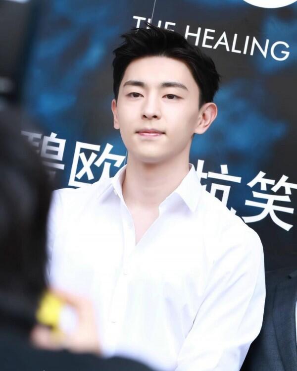 10 Potret Keren Deng Lun, Pemain Ashes of Love yang Mirip Gong Yoo