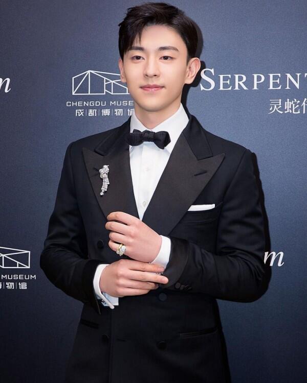 10 Potret Keren Deng Lun, Pemain Ashes of Love yang Mirip Gong Yoo