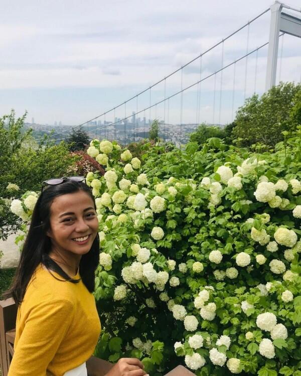 10 Pesona Chelzea Verhoeven, Presenter Kece Adik Ipar Baim Wong
