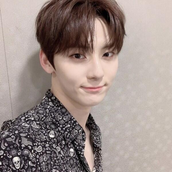 10 Potret Terbaru Minhyun, Member NU'EST yang Mirip Park Seo Joon