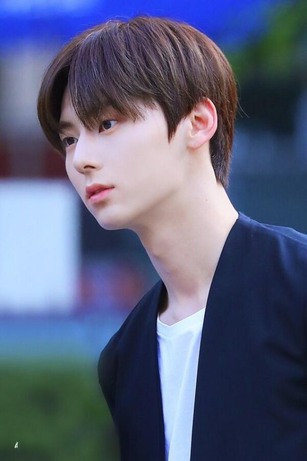10 Potret Terbaru Minhyun, Member NU'EST yang Mirip Park Seo Joon